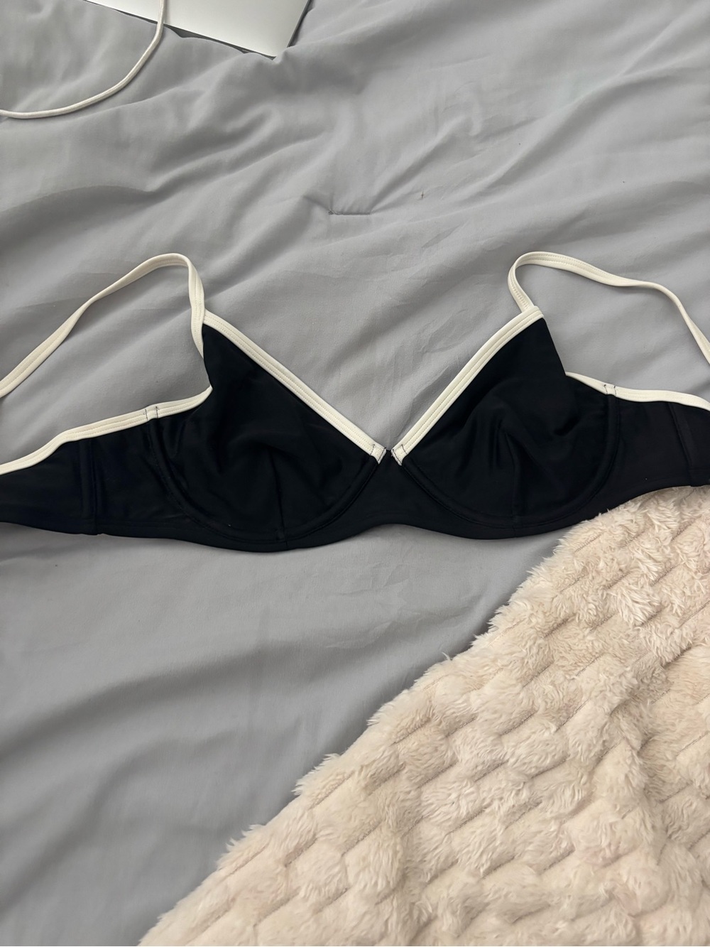 Black and White Contrast Underwire Bikini Top